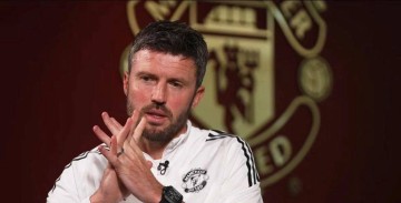 曼联已明确新帅遴选计划,卡里克能否入围全凭战绩,教练团队协同成关键