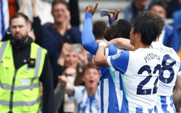 第82分钟绝平,英超豪强绝处逢生,范黑克酿下大祸:乌龙球送礼